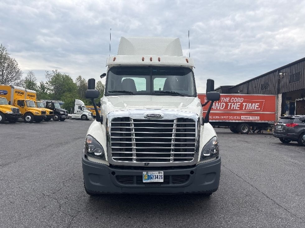 Day Cab Tractor-Heavy Duty Tractors-Freightliner-2019-Cascadia 12564ST-Montgomery-NY-303,364\n\t\tmiles-$ 44,250 - Image 2
