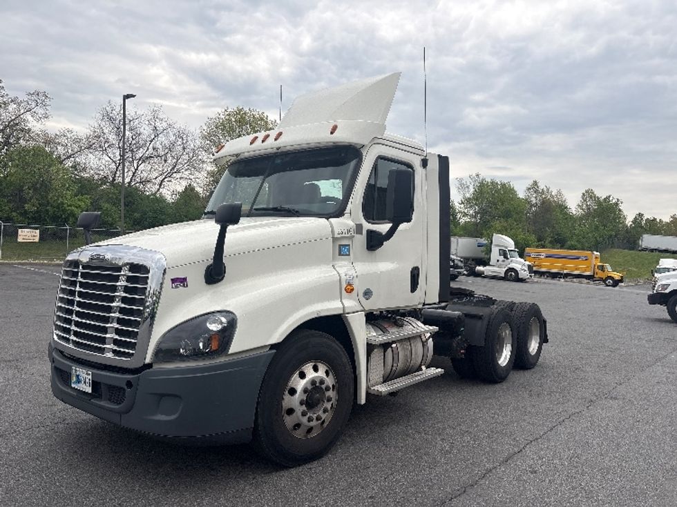 Day Cab Tractor-Heavy Duty Tractors-Freightliner-2019-Cascadia 12564ST-Montgomery-NY-303,364\n\t\tmiles-$ 44,250 - Image 3