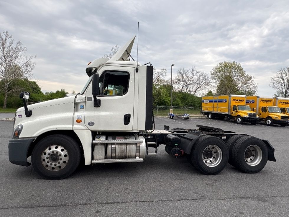 Day Cab Tractor-Heavy Duty Tractors-Freightliner-2019-Cascadia 12564ST-Montgomery-NY-303,364\n\t\tmiles-$ 44,250 - Image 4