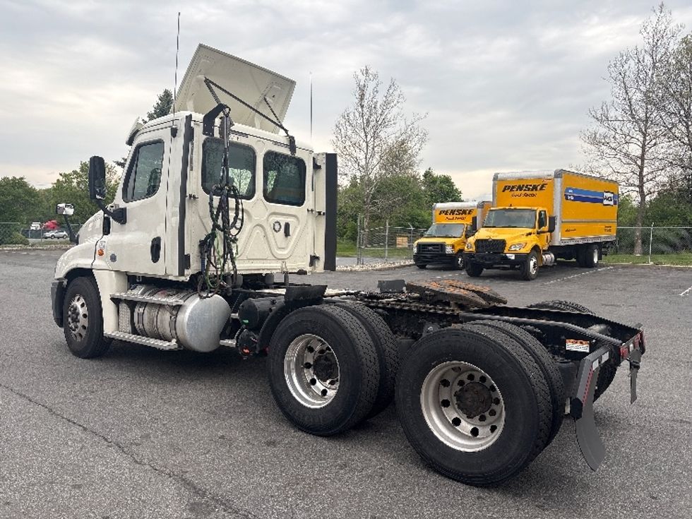 Day Cab Tractor-Heavy Duty Tractors-Freightliner-2019-Cascadia 12564ST-Montgomery-NY-303,364\n\t\tmiles-$ 44,250 - Image 5