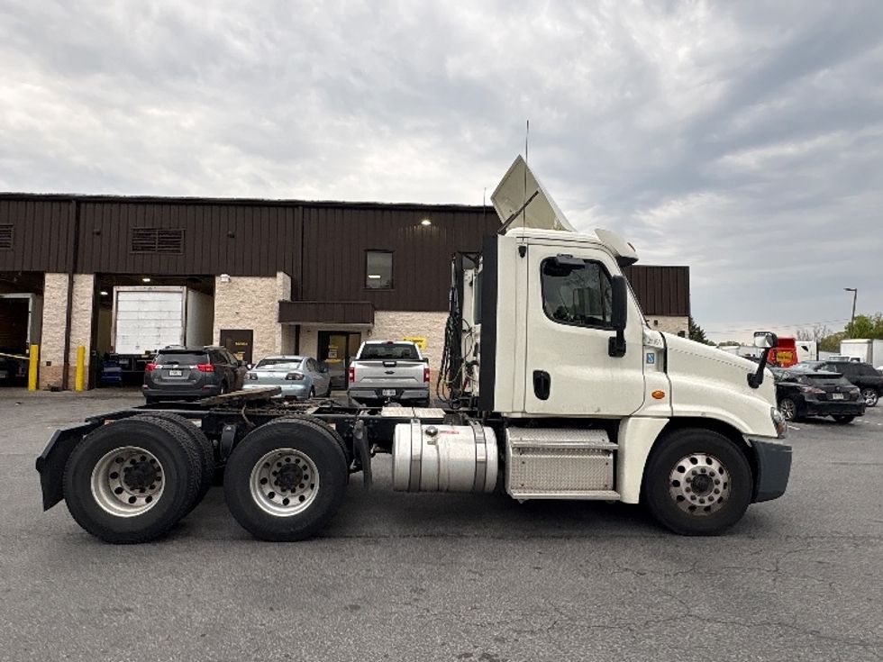 Day Cab Tractor-Heavy Duty Tractors-Freightliner-2019-Cascadia 12564ST-Montgomery-NY-303,364\n\t\tmiles-$ 44,250 - Image 8