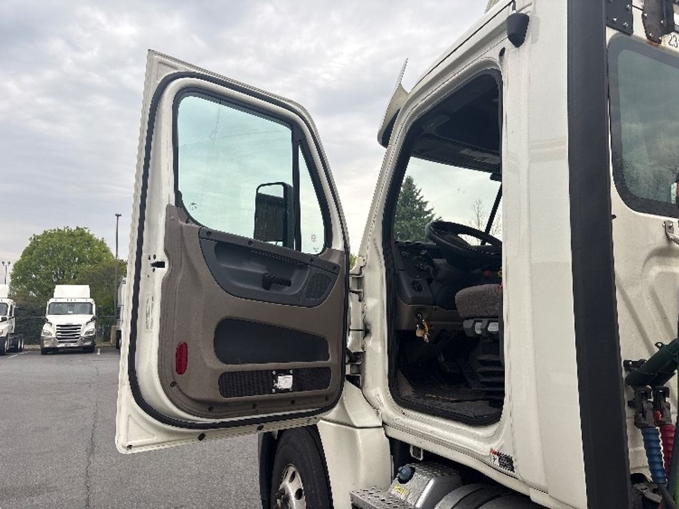 Day Cab Tractor-Heavy Duty Tractors-Freightliner-2019-Cascadia 12564ST-Montgomery-NY-303,364\n\t\tmiles-$ 44,250 - Image 9
