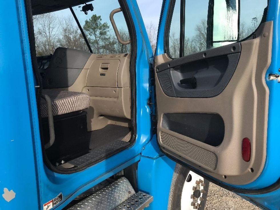 Day Cab Tractor-Heavy Duty Tractors-Freightliner-2019-Cascadia 12564ST-Morristown-TN-408,886\n\t\tmiles-$ 38,000 - Image 12