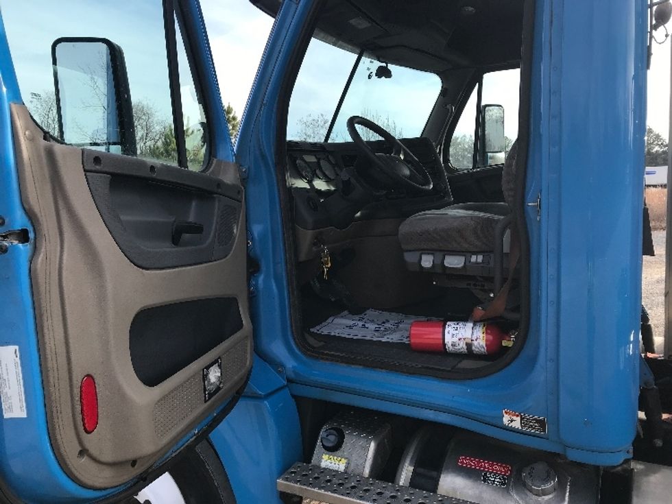 Day Cab Tractor-Heavy Duty Tractors-Freightliner-2019-Cascadia 12564ST-Morristown-TN-408,886\n\t\tmiles-$ 38,000 - Image 9