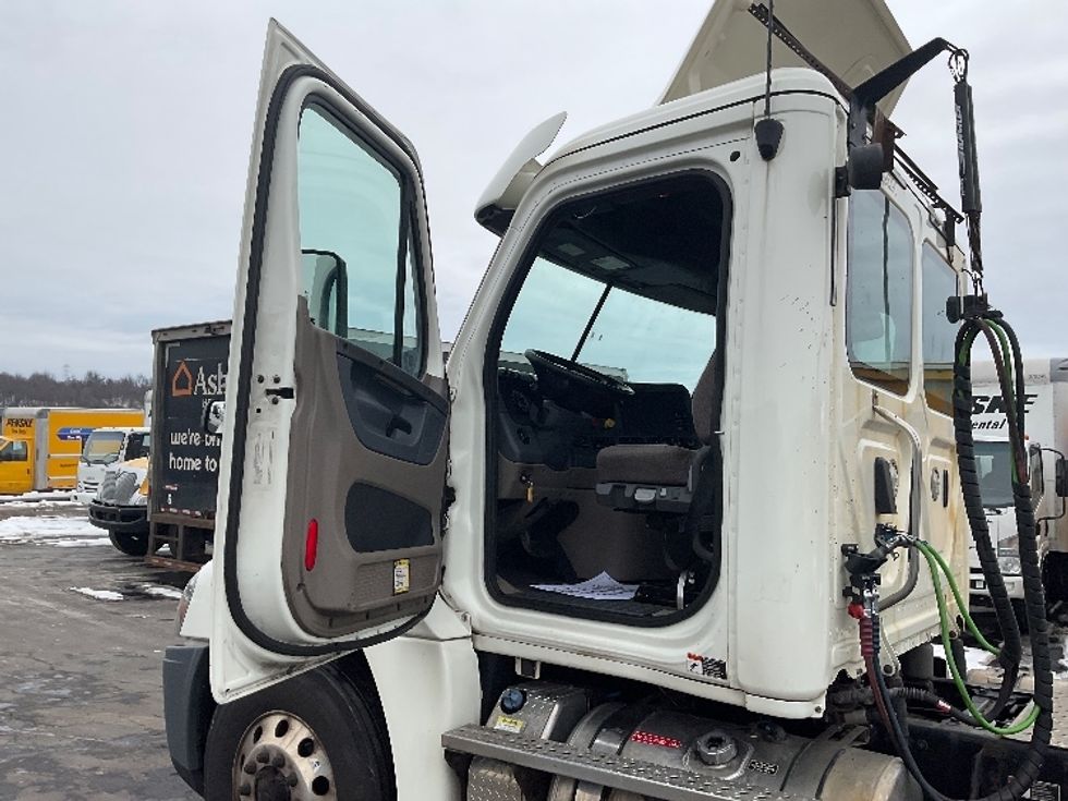 Day Cab Tractor-Heavy Duty Tractors-Freightliner-2019-Cascadia 12564ST-Mount Pleasant-PA-237,309\n\t\tmiles-$ 55,000 - Image 9
