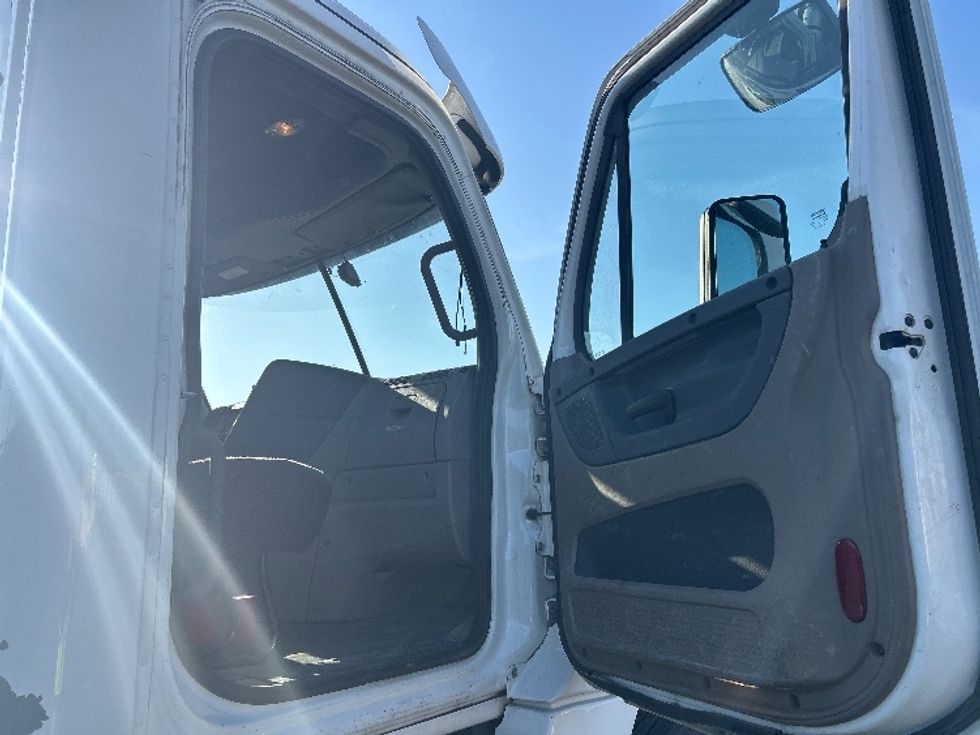 Day Cab Tractor-Heavy Duty Tractors-Freightliner-2019-Cascadia 12564ST-Nashville (Mount Juliet)-TN-346,828\n\t\tmiles-$ 41,750 - Image 12