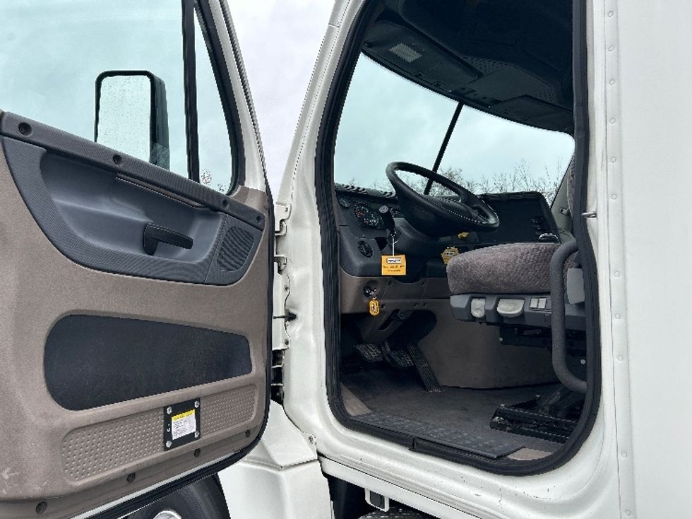 Day Cab Tractor-Heavy Duty Tractors-Freightliner-2019-Cascadia 12564ST-Nashville (Mount Juliet)-TN-498,588\n\t\tmiles-$ 32,000 - Image 9