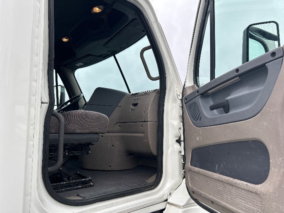 Day Cab Tractor-Heavy Duty Tractors-Freightliner-2019-Cascadia 12564ST-Nashville (Mount Juliet)-TN-498,588\n\t\tmiles-$ 32,000 - Image 12