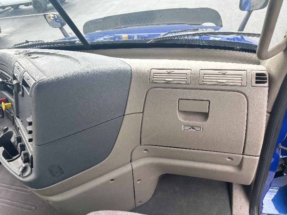 Day Cab Tractor-Heavy Duty Tractors-Freightliner-2019-Cascadia 12564ST-New Castle-DE-569,208\n\t\tmiles-$ 24,250 - Image 13