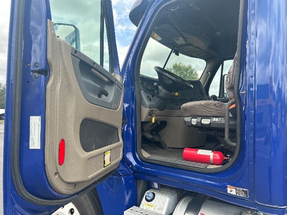 Day Cab Tractor-Heavy Duty Tractors-Freightliner-2019-Cascadia 12564ST-New Castle-DE-569,208\n\t\tmiles-$ 24,250 - Image 9