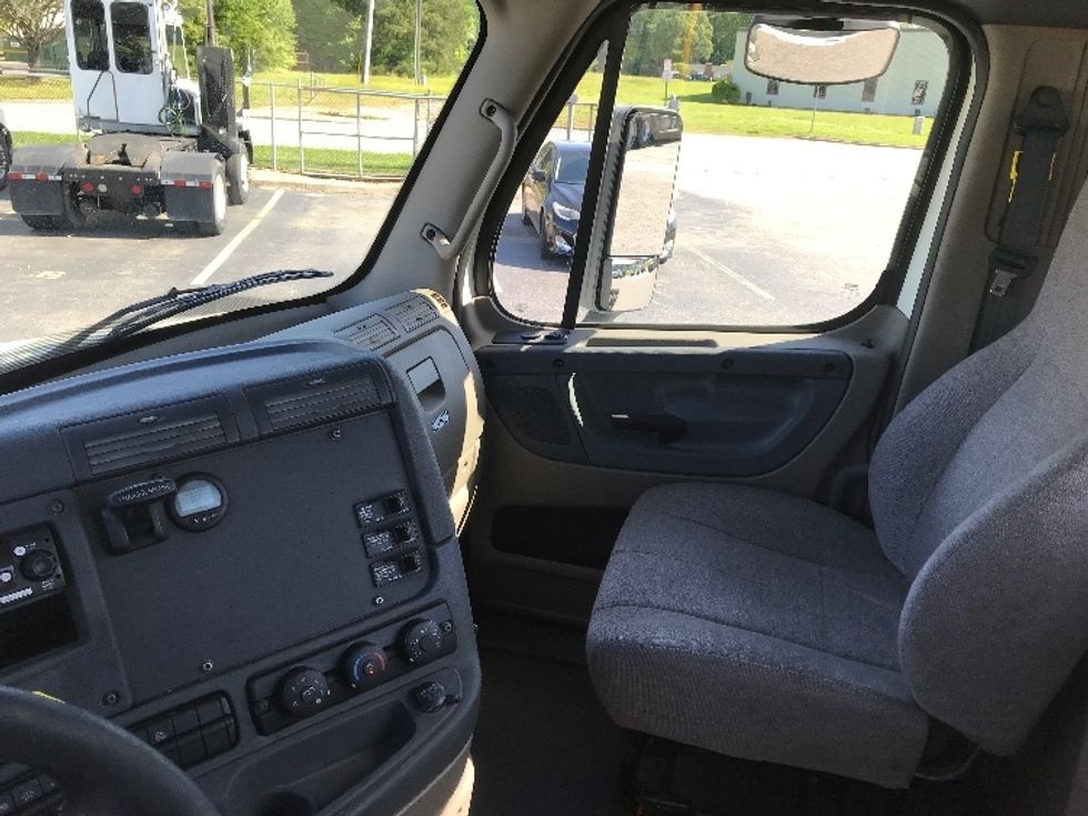 Day Cab Tractor-Heavy Duty Tractors-Freightliner-2019-Cascadia 12564ST-Norfolk-VA-385,932\n\t\tmiles-$ 43,250 - Image 10