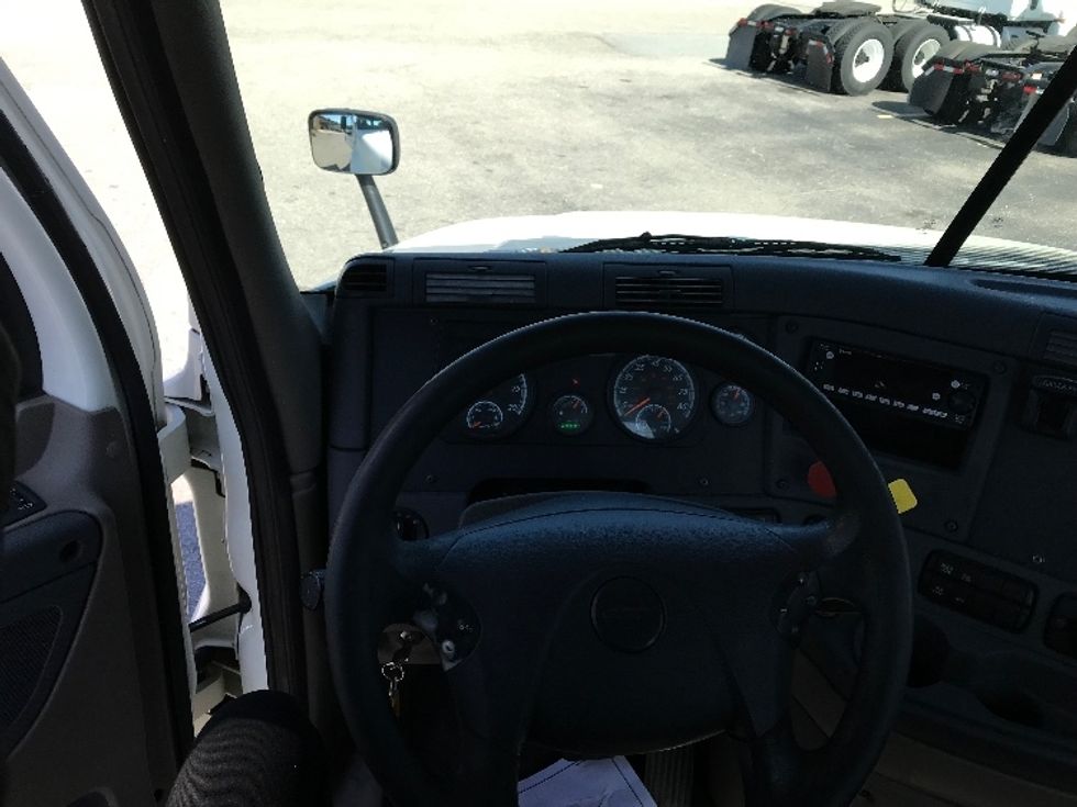 Day Cab Tractor-Heavy Duty Tractors-Freightliner-2019-Cascadia 12564ST-Norfolk-VA-385,932\n\t\tmiles-$ 43,250 - Image 11