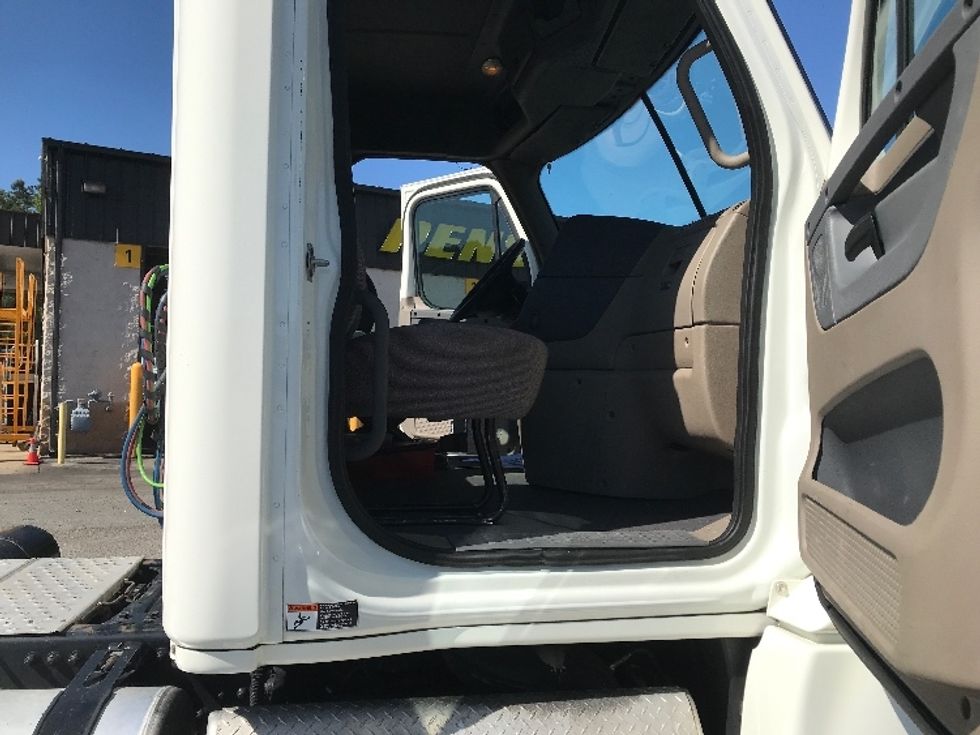 Day Cab Tractor-Heavy Duty Tractors-Freightliner-2019-Cascadia 12564ST-Norfolk-VA-385,932\n\t\tmiles-$ 43,250 - Image 12