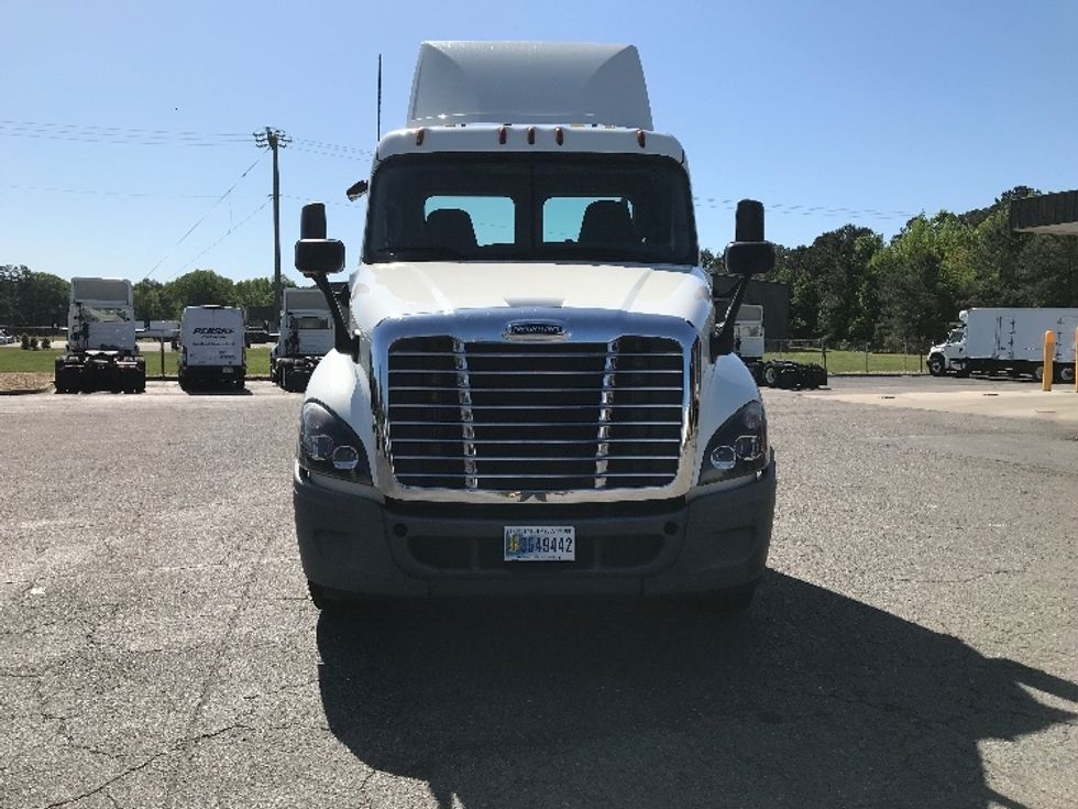 Day Cab Tractor-Heavy Duty Tractors-Freightliner-2019-Cascadia 12564ST-Norfolk-VA-385,932\n\t\tmiles-$ 43,250 - Image 2