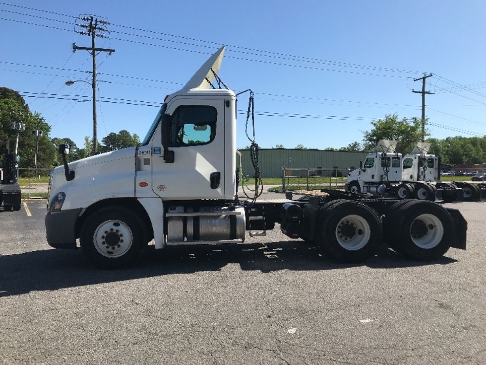 Day Cab Tractor-Heavy Duty Tractors-Freightliner-2019-Cascadia 12564ST-Norfolk-VA-385,932\n\t\tmiles-$ 43,250 - Image 4