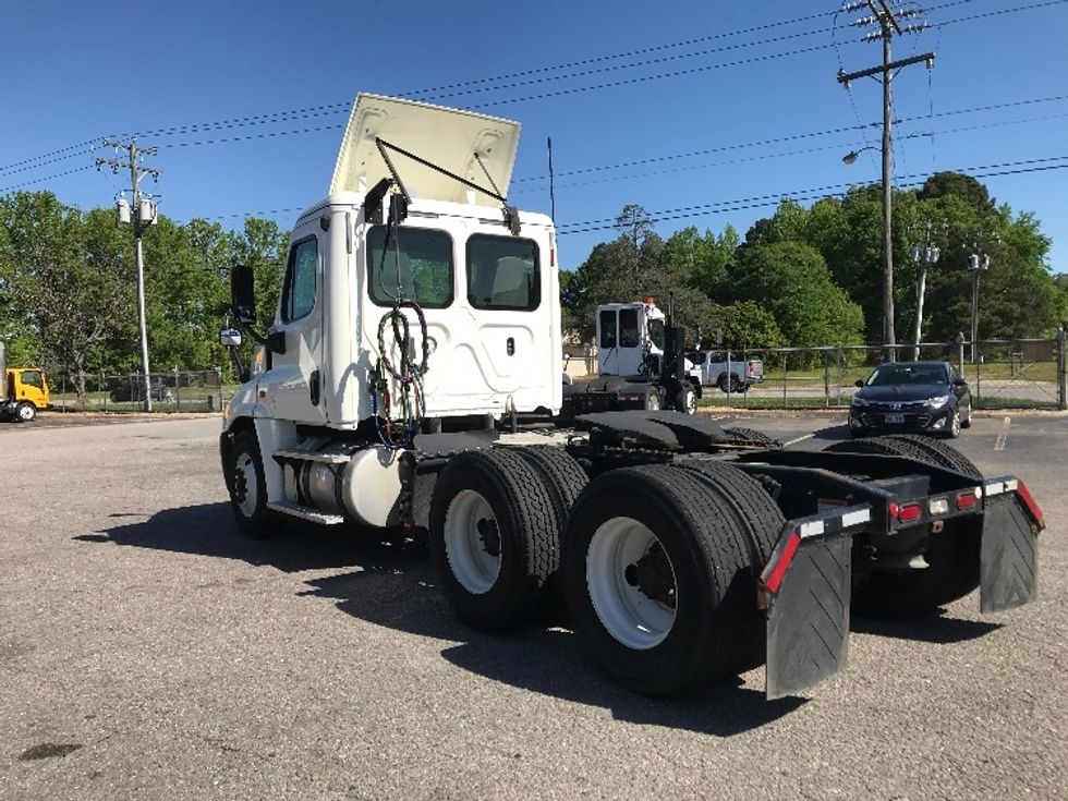 Day Cab Tractor-Heavy Duty Tractors-Freightliner-2019-Cascadia 12564ST-Norfolk-VA-385,932\n\t\tmiles-$ 43,250 - Image 5