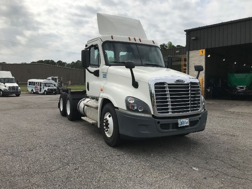 Day Cab Tractor-Heavy Duty Tractors-Freightliner-2019-Cascadia 12564ST-Norfolk-VA-470,897\n\t\tmiles-$ 38,750 - Image 1