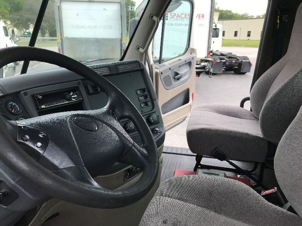 Day Cab Tractor-Heavy Duty Tractors-Freightliner-2019-Cascadia 12564ST-Norfolk-VA-470,897\n\t\tmiles-$ 38,750 - Image 10