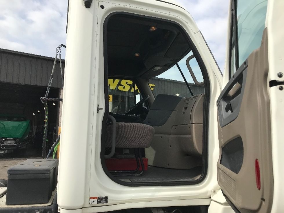 Day Cab Tractor-Heavy Duty Tractors-Freightliner-2019-Cascadia 12564ST-Norfolk-VA-470,897\n\t\tmiles-$ 38,750 - Image 12