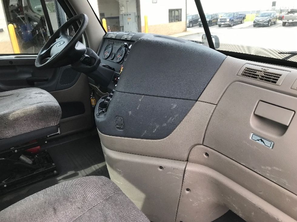 Day Cab Tractor-Heavy Duty Tractors-Freightliner-2019-Cascadia 12564ST-Norfolk-VA-470,897\n\t\tmiles-$ 38,750 - Image 13