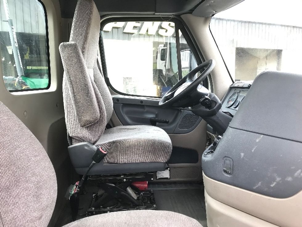 Day Cab Tractor-Heavy Duty Tractors-Freightliner-2019-Cascadia 12564ST-Norfolk-VA-470,897\n\t\tmiles-$ 38,750 - Image 14