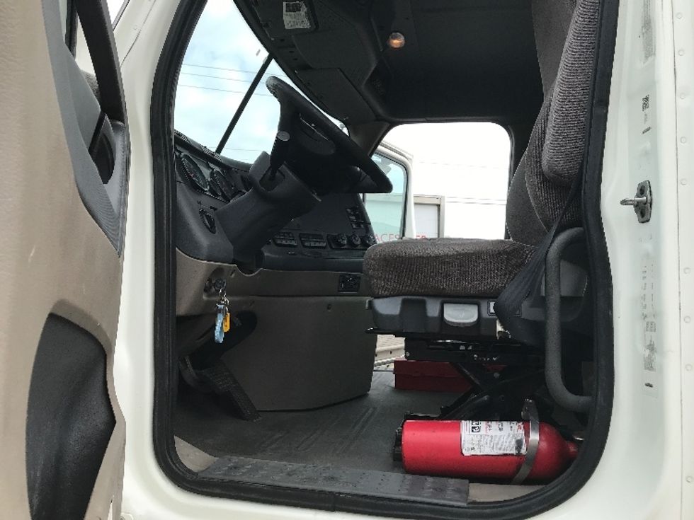 Day Cab Tractor-Heavy Duty Tractors-Freightliner-2019-Cascadia 12564ST-Norfolk-VA-470,897\n\t\tmiles-$ 38,750 - Image 9