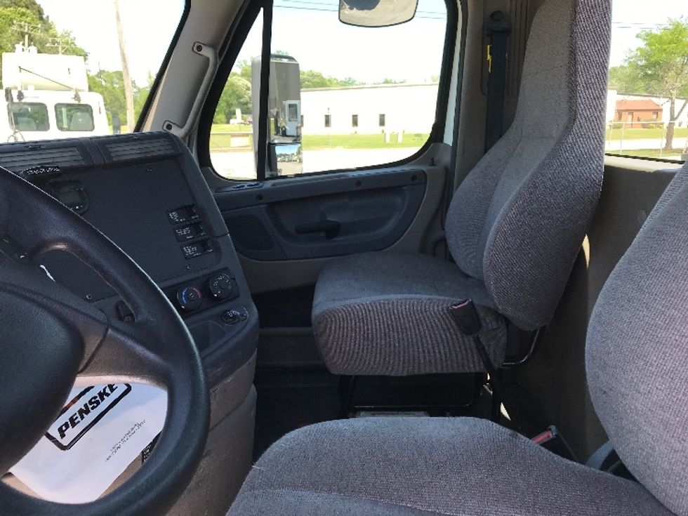 Day Cab Tractor-Heavy Duty Tractors-Freightliner-2019-Cascadia 12564ST-Norfolk-VA-474,695\n\t\tmiles-$ 38,500 - Image 10