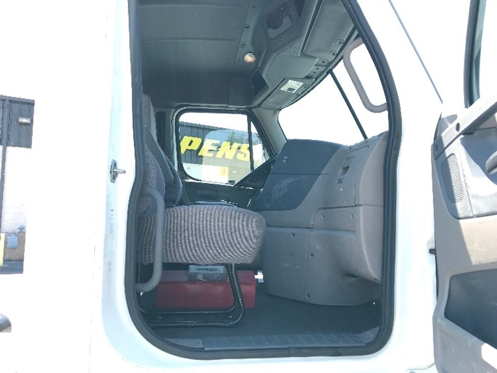 Day Cab Tractor-Heavy Duty Tractors-Freightliner-2019-Cascadia 12564ST-Norfolk-VA-474,695\n\t\tmiles-$ 38,500 - Image 12