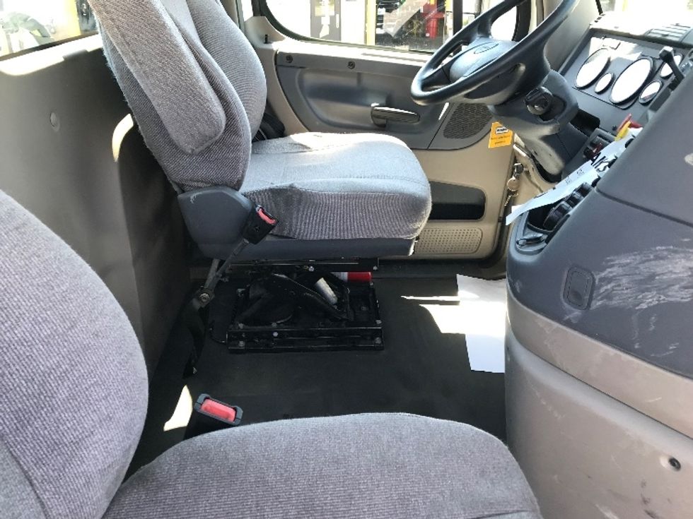 Day Cab Tractor-Heavy Duty Tractors-Freightliner-2019-Cascadia 12564ST-Norfolk-VA-474,695\n\t\tmiles-$ 38,500 - Image 14