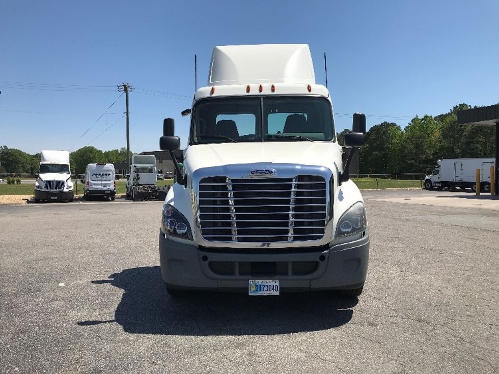 Day Cab Tractor-Heavy Duty Tractors-Freightliner-2019-Cascadia 12564ST-Norfolk-VA-474,695\n\t\tmiles-$ 38,500 - Image 2