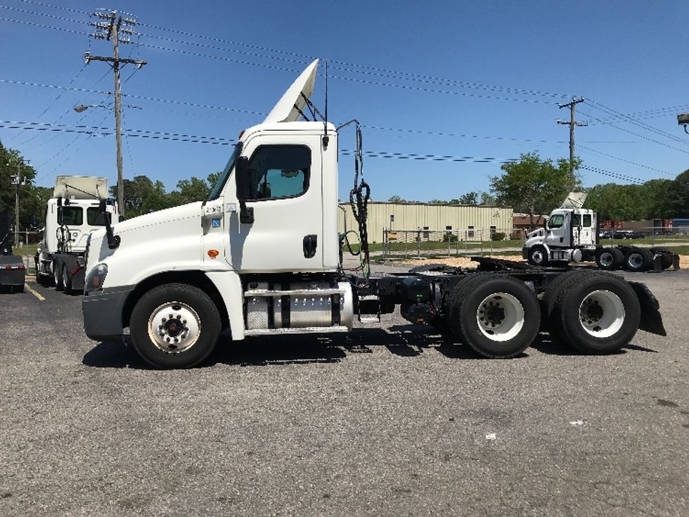 Day Cab Tractor-Heavy Duty Tractors-Freightliner-2019-Cascadia 12564ST-Norfolk-VA-474,695\n\t\tmiles-$ 38,500 - Image 4