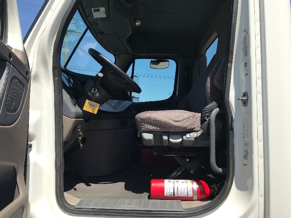 Day Cab Tractor-Heavy Duty Tractors-Freightliner-2019-Cascadia 12564ST-Norfolk-VA-474,695\n\t\tmiles-$ 38,500 - Image 9