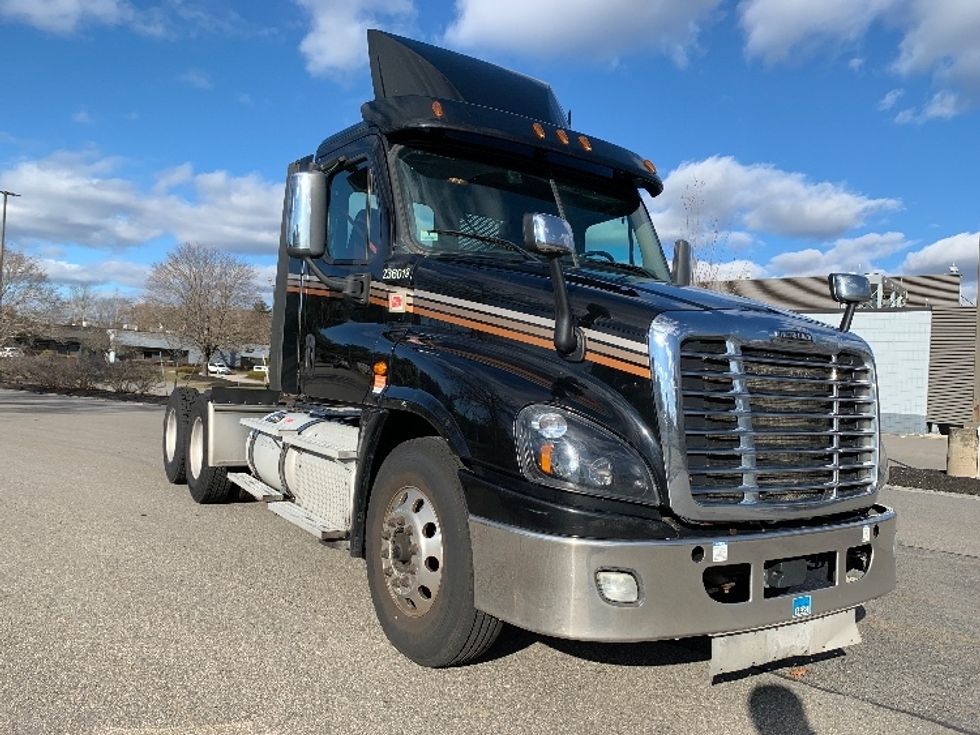 Day Cab Tractor-Heavy Duty Tractors-Freightliner-2019-Cascadia 12564ST-Norton-MA-383,617\n\t\tmiles-$ 45,500 - Image 1