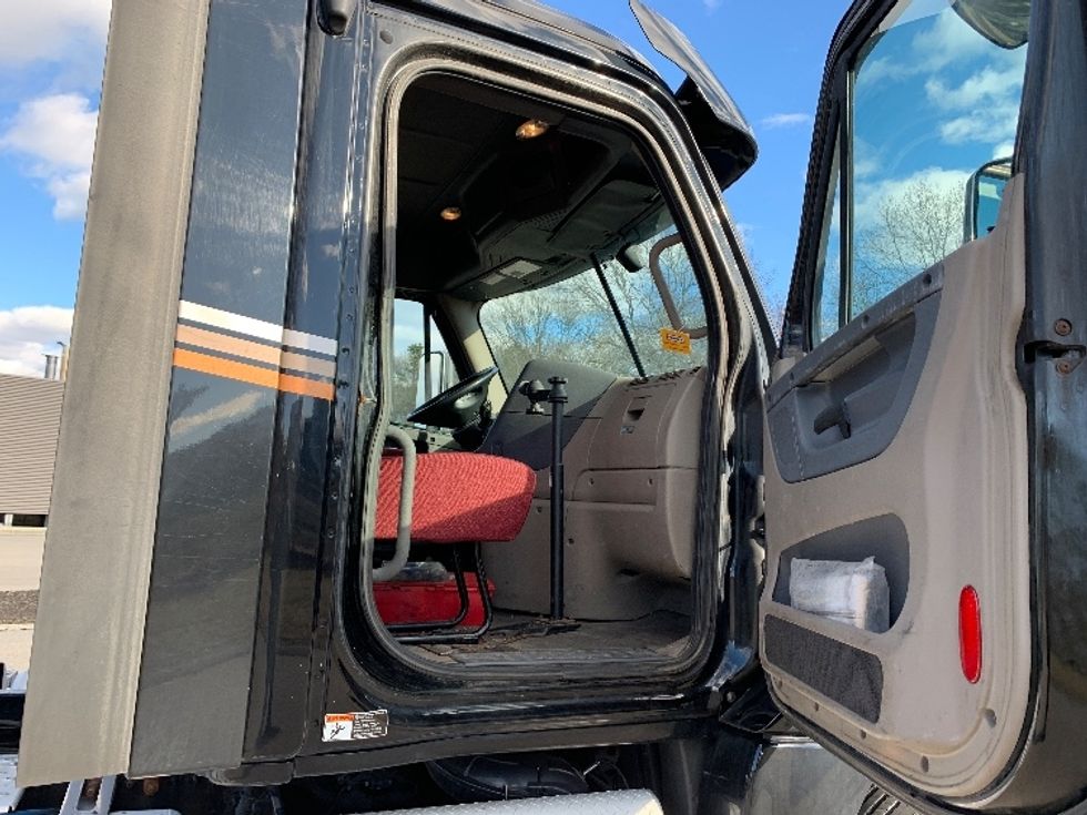 Day Cab Tractor-Heavy Duty Tractors-Freightliner-2019-Cascadia 12564ST-Norton-MA-383,617\n\t\tmiles-$ 45,500 - Image 12