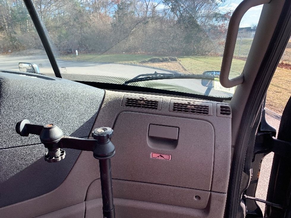 Day Cab Tractor-Heavy Duty Tractors-Freightliner-2019-Cascadia 12564ST-Norton-MA-383,617\n\t\tmiles-$ 45,500 - Image 13