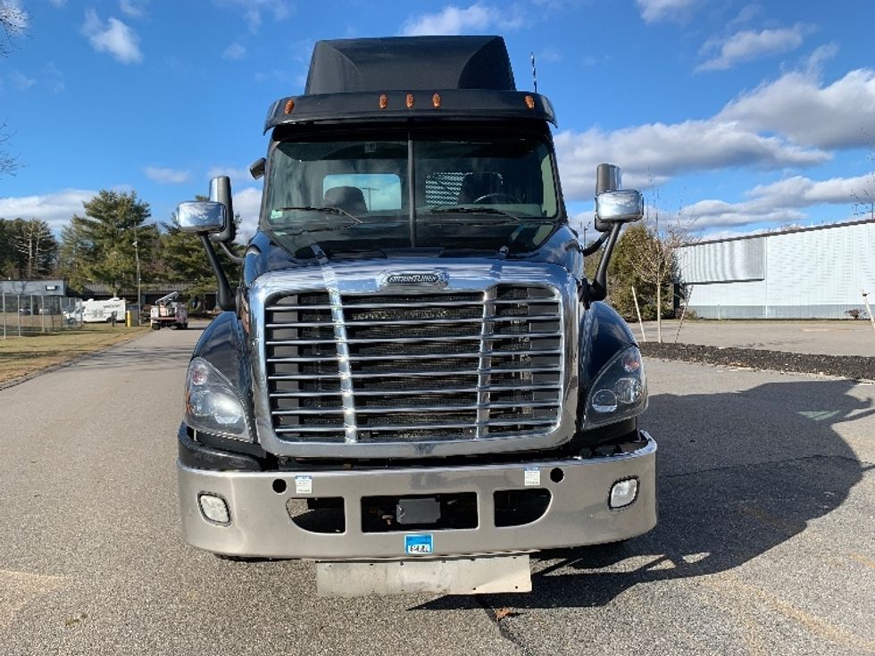 Day Cab Tractor-Heavy Duty Tractors-Freightliner-2019-Cascadia 12564ST-Norton-MA-383,617\n\t\tmiles-$ 45,500 - Image 2