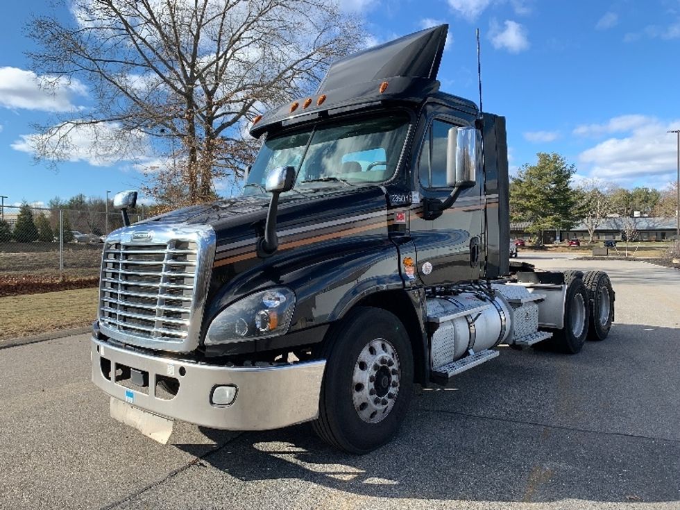 Day Cab Tractor-Heavy Duty Tractors-Freightliner-2019-Cascadia 12564ST-Norton-MA-383,617\n\t\tmiles-$ 45,500 - Image 3