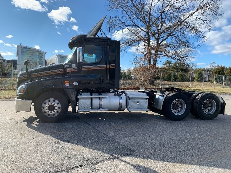 Day Cab Tractor-Heavy Duty Tractors-Freightliner-2019-Cascadia 12564ST-Norton-MA-383,617\n\t\tmiles-$ 45,500 - Image 4