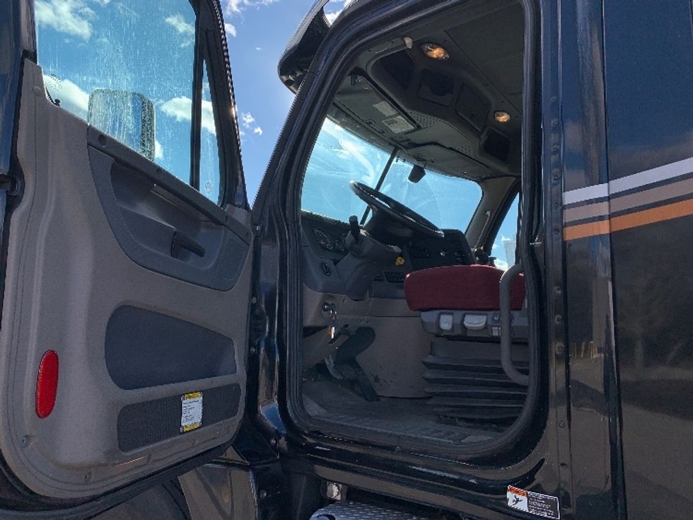 Day Cab Tractor-Heavy Duty Tractors-Freightliner-2019-Cascadia 12564ST-Norton-MA-383,617\n\t\tmiles-$ 45,500 - Image 9