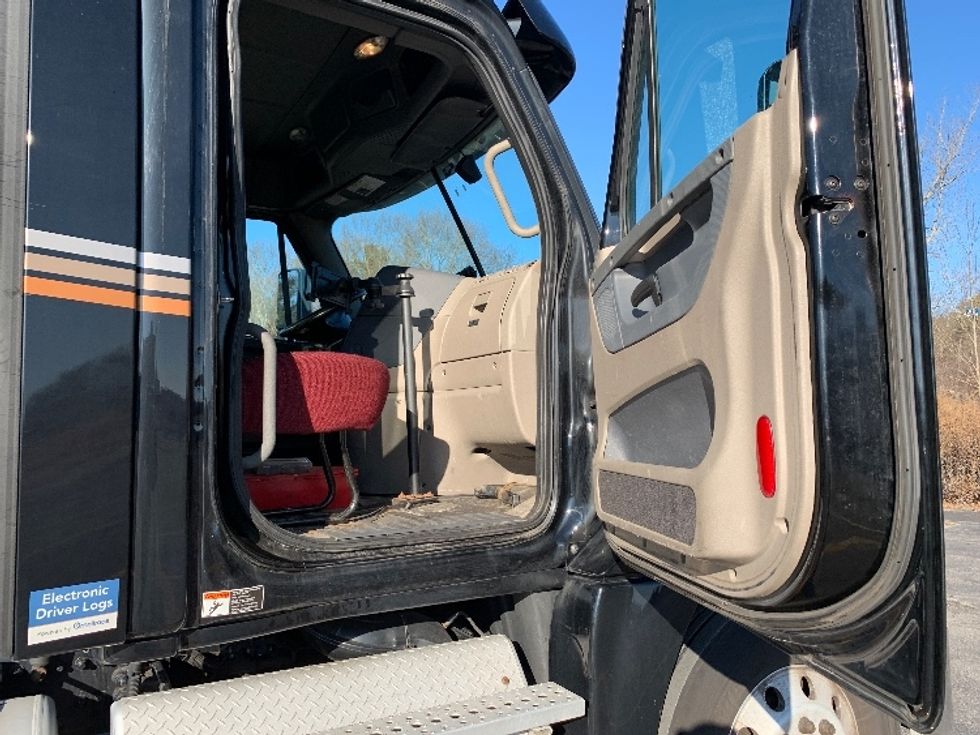 Day Cab Tractor-Heavy Duty Tractors-Freightliner-2019-Cascadia 12564ST-Norton-MA-396,439\n\t\tmiles-$ 41,500 - Image 12