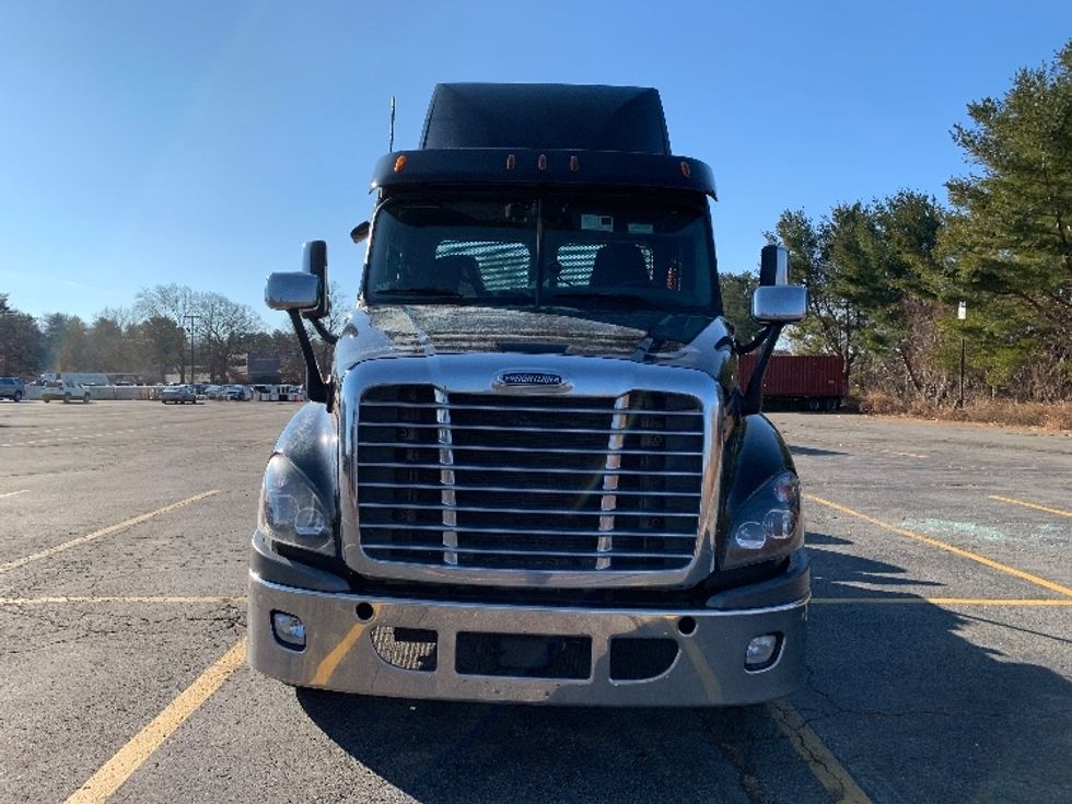 Day Cab Tractor-Heavy Duty Tractors-Freightliner-2019-Cascadia 12564ST-Norton-MA-396,439\n\t\tmiles-$ 41,500 - Image 2