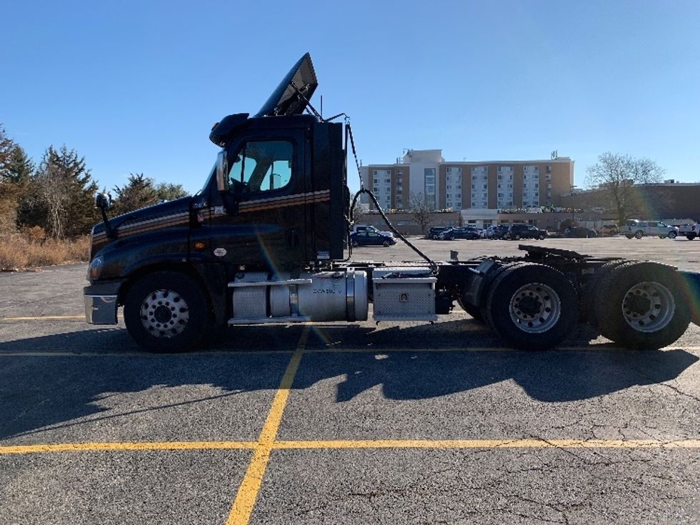 Day Cab Tractor-Heavy Duty Tractors-Freightliner-2019-Cascadia 12564ST-Norton-MA-396,439\n\t\tmiles-$ 41,500 - Image 4