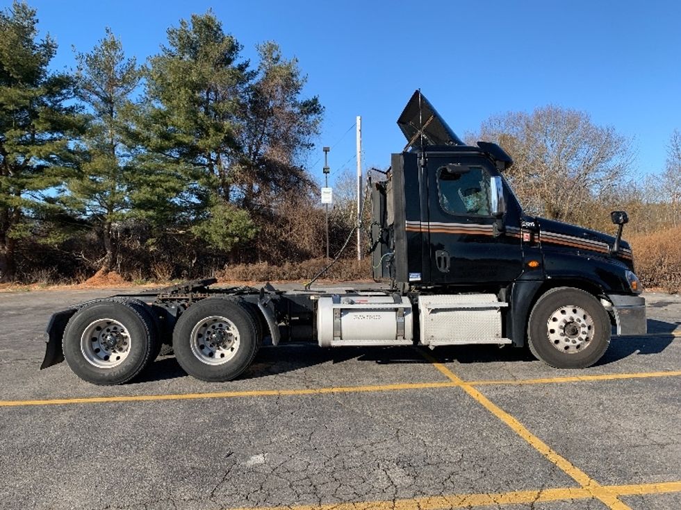 Day Cab Tractor-Heavy Duty Tractors-Freightliner-2019-Cascadia 12564ST-Norton-MA-396,439\n\t\tmiles-$ 41,500 - Image 8