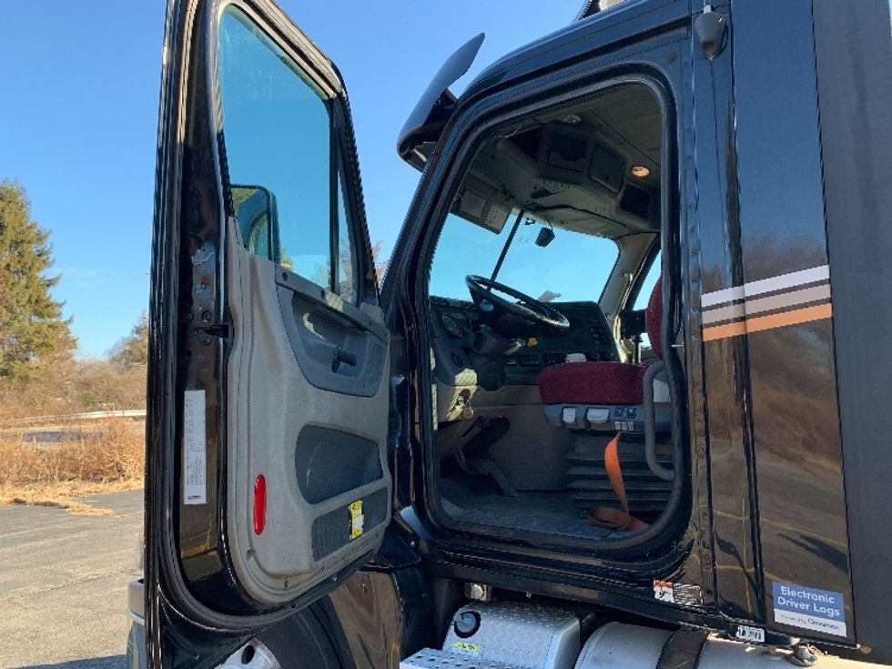 Day Cab Tractor-Heavy Duty Tractors-Freightliner-2019-Cascadia 12564ST-Norton-MA-396,439\n\t\tmiles-$ 41,500 - Image 9