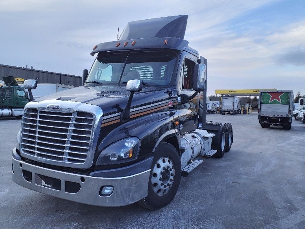 Day Cab Tractor-Heavy Duty Tractors-Freightliner-2019-Cascadia 12564ST-Norton-MA-412,347\n\t\tmiles-$ 40,750 - Image 1