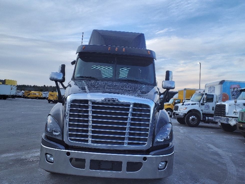 Day Cab Tractor-Heavy Duty Tractors-Freightliner-2019-Cascadia 12564ST-Norton-MA-412,347\n\t\tmiles-$ 40,750 - Image 2