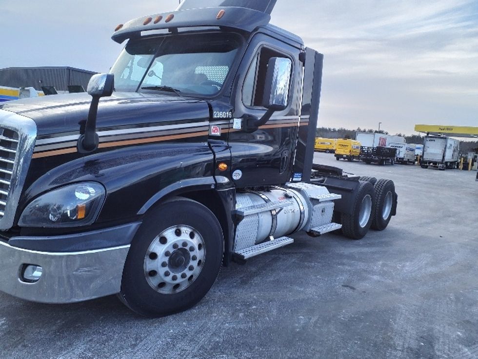 Day Cab Tractor-Heavy Duty Tractors-Freightliner-2019-Cascadia 12564ST-Norton-MA-412,347\n\t\tmiles-$ 40,750 - Image 3