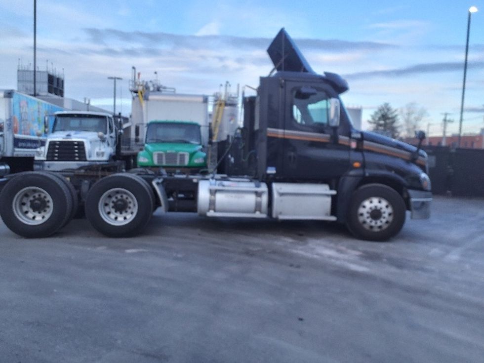 Day Cab Tractor-Heavy Duty Tractors-Freightliner-2019-Cascadia 12564ST-Norton-MA-412,347\n\t\tmiles-$ 40,750 - Image 8