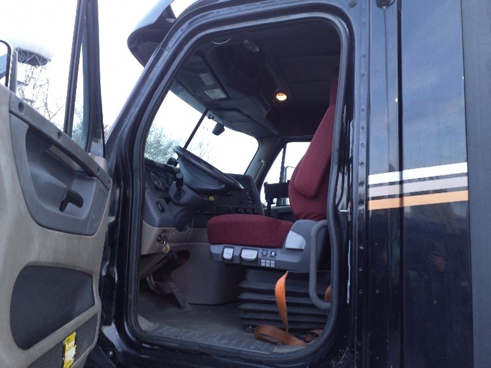 Day Cab Tractor-Heavy Duty Tractors-Freightliner-2019-Cascadia 12564ST-Norton-MA-412,347\n\t\tmiles-$ 40,750 - Image 9