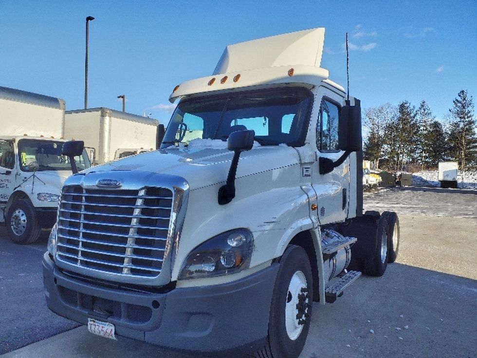Day Cab Tractor-Heavy Duty Tractors-Freightliner-2019-Cascadia 12564ST-Norton-MA-413,218\n\t\tmiles-$ 37,500 - Image 1
